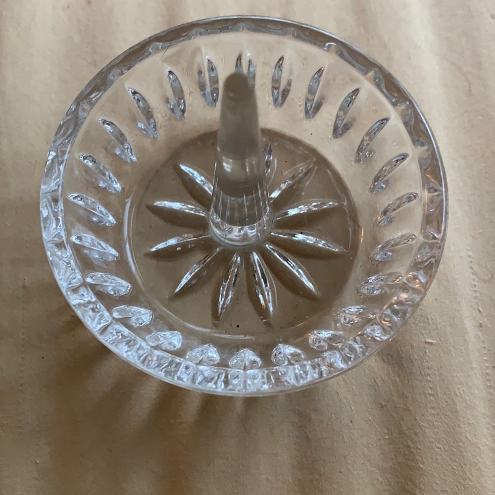 Crystal ring holder
